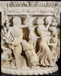 Chapiteau de colonne sculpté représentant Pan taquinant une chèvre cabrée avec une grappe de raisin et une ménade battant la mesure avec un tambourin (détail)