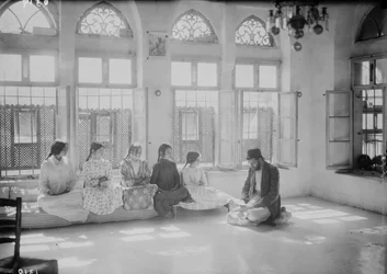 Enfants et enseignant dans une école samaritaine à Naplouse, vers 1920
