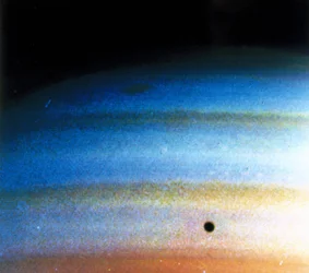 Motifs nuageux sur Saturne, photographiés par Voyager 1