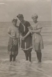 Détail, groupe de baigneurs, Houlgate, septembre 1911