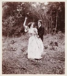 Portrait édouardien, couple avec une balançoire