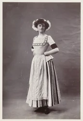Portrait édouardien, femme en robe du XVIIIe siècle