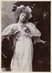 Portrait édouardien, femme en robe de dentelle