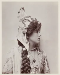Portrait édouardien, femme en costume exotique