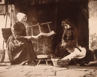 Femme tissant, vers 1900