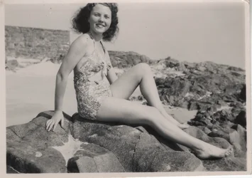 Vacancière portant le maillot de bain froncé, fin des années 1940