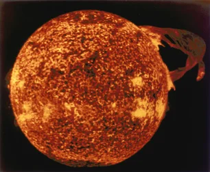 Grande éruption solaire vue en lumière ultraviolette extrême
