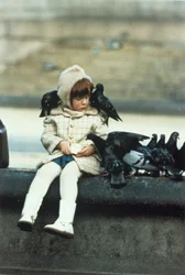 Petite fille avec des pigeons