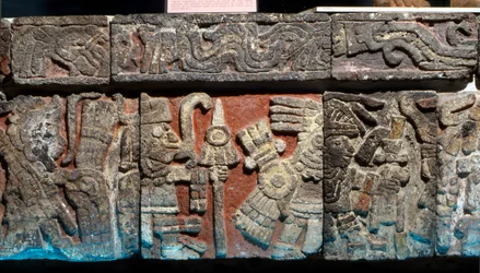 Bas-relief sur un banc du Templo Mayor, période post-classique tardive, c.1500