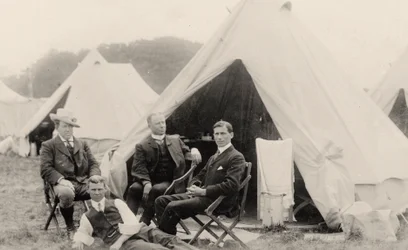Hommes se relaxant devant leur tente, vers 1908
