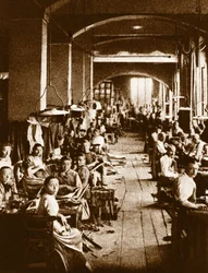 Hommes travaillant dans une usine de cordes à Turin