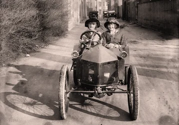 Sortie en voiture, vers 1912 (photo)