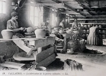 Carte postale avec fabrication de poterie pour vaisselle de Vallauris, vers 1900, France
