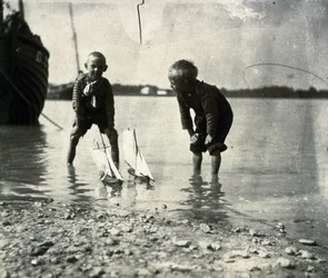 Scène de plage, portrait de deux garçons, vers 1900-1905
