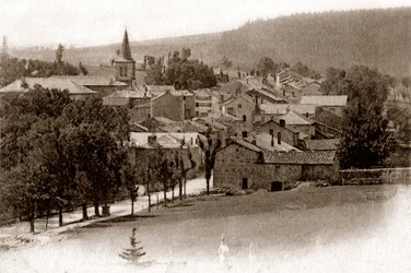Le village de Saint-Bonnet-le-Froid, au début du XXe siècle (carte postale)