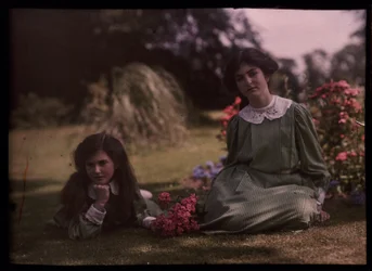 Deux filles dans un jardin