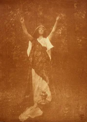 Femme avec un vase, c 1906