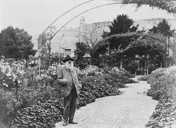 Claude Monet dans son jardin à Giverny, 1925