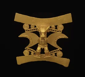 Pendentif représentant une figure avec un masque de chauve-souris, période tardive V - période VI