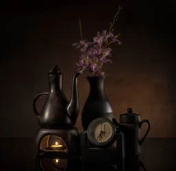 Nature morte élégante à la lueur des bougies