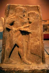 Stèle avec relief représentant Agamemnon et Clytemnestre, civilisation grecque, 6e siècle av. J.-C.